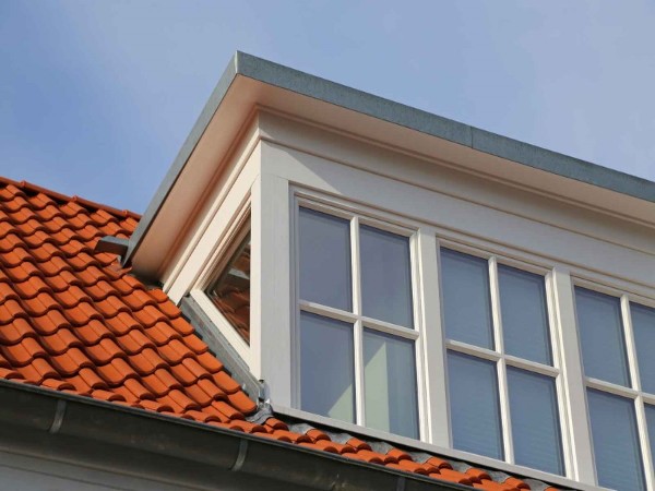 Jaren 30 dakkapel met glazen zijramen plaatsen? Vergelijk de kosten op Dakkapelplaatsenvergelijker.nl